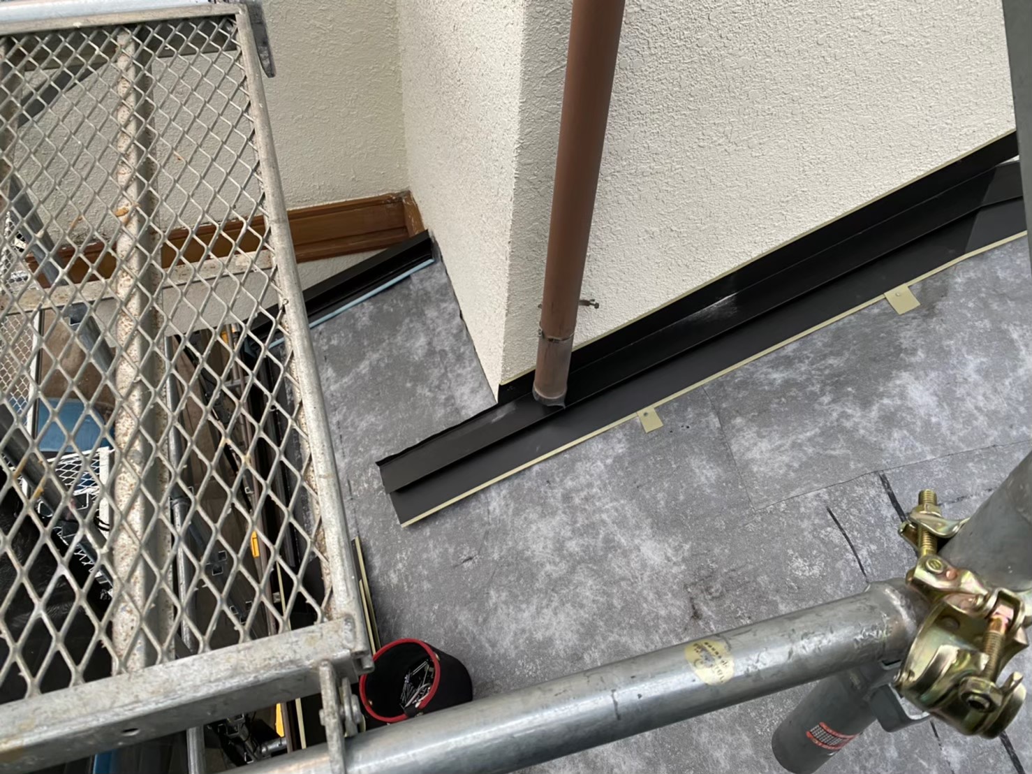 下屋根の作業開始で防水紙設置